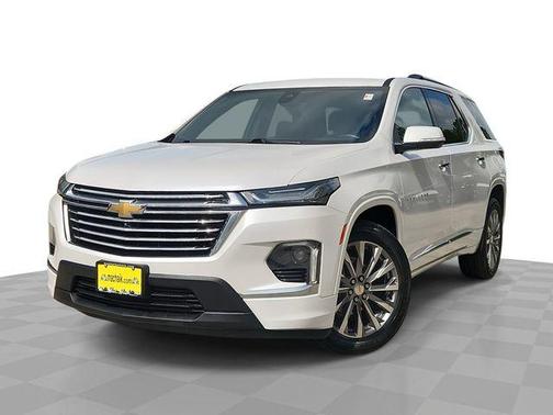 Iridescent Pearl Tricoat 2023 Chevrolet Traverse Premier