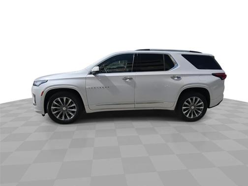 Iridescent Pearl Tricoat 2023 Chevrolet Traverse Premier