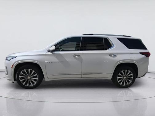 Iridescent Pearl Tricoat 2023 Chevrolet Traverse Premier