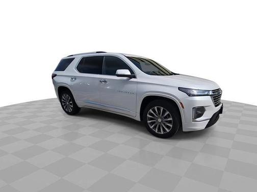 Iridescent Pearl Tricoat 2023 Chevrolet Traverse Premier