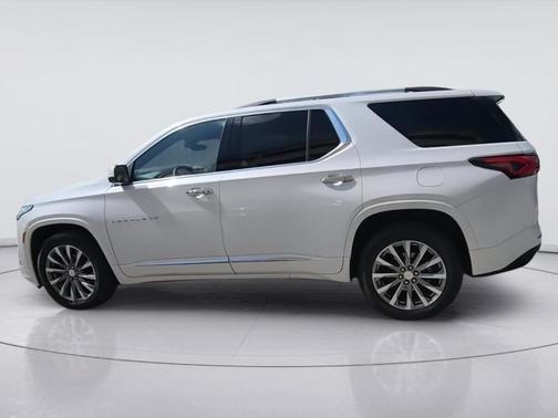 Iridescent Pearl Tricoat 2023 Chevrolet Traverse Premier