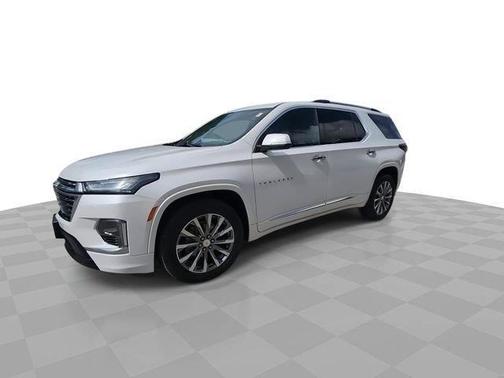 Iridescent Pearl Tricoat 2023 Chevrolet Traverse Premier