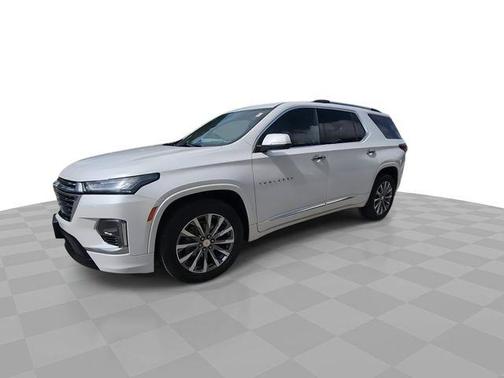 Iridescent Pearl Tricoat 2023 Chevrolet Traverse Premier