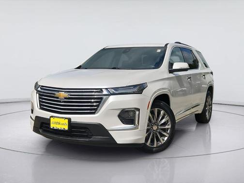Iridescent Pearl Tricoat 2023 Chevrolet Traverse Premier