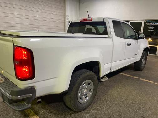Photo 2 of 4 of 2016 Chevrolet Colorado WT