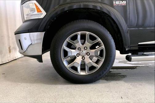 Brilliant Black Crystal Pearlcoat 2018 RAM 1500 Longhorn