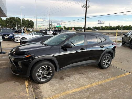 Mosaic Black Metallic 2025 Chevrolet Trax LT