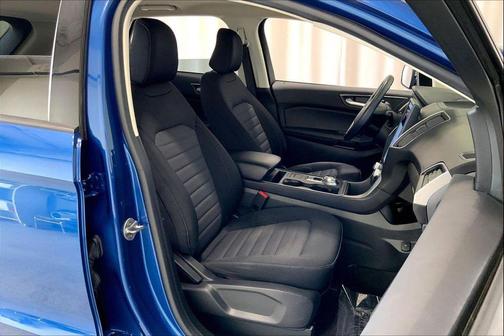 Atlas Blue Metallic 2022 Ford Edge SE