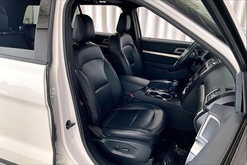 White Platinum Metallic Tri-Coat 2019 Ford Explorer XLT