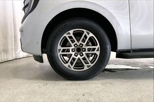 Space Silver Metallic 2025 Ford Expedition Max Active 4x2