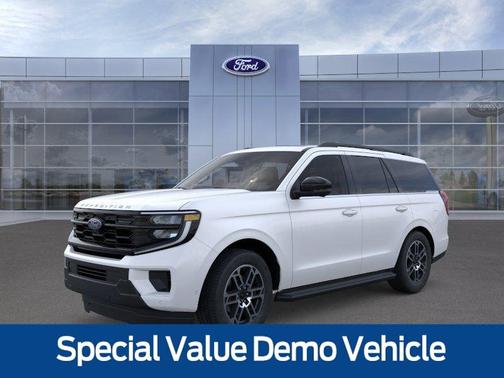 Star White Metallic Tri-Coat 2026 Ford Expedition Active
