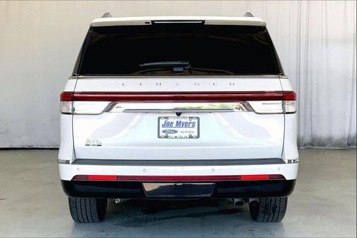 Ceramic Pearl Metallic Tri-Coat 2023 Lincoln Navigator Reserve