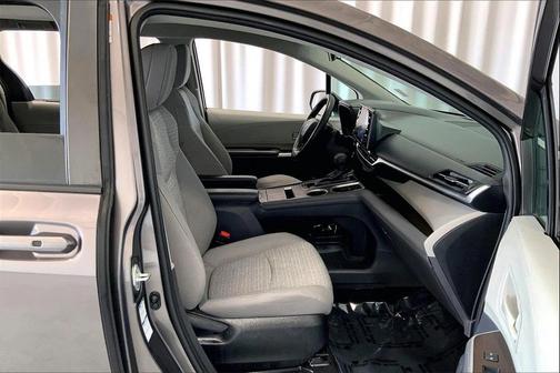 2022 Toyota Sienna LE
