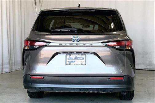 2022 Toyota Sienna LE