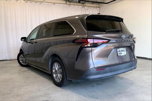 2022 Toyota Sienna LE