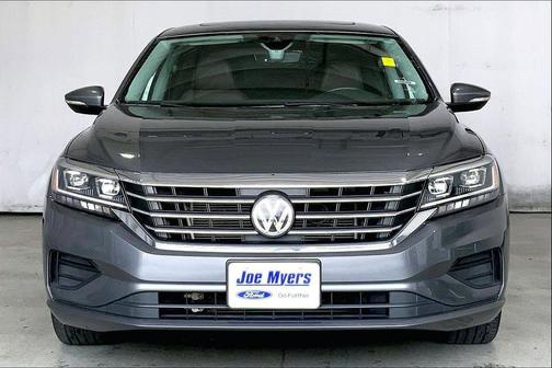 Platinum Gray Metallic 2022 Volkswagen Passat 2.0T SE