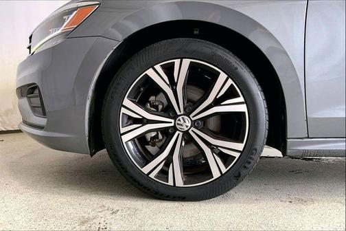 Platinum Gray Metallic 2022 Volkswagen Passat 2.0T SE