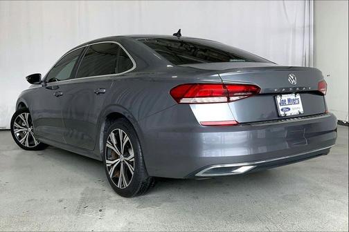 Platinum Gray Metallic 2022 Volkswagen Passat 2.0T SE