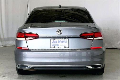Platinum Gray Metallic 2022 Volkswagen Passat 2.0T SE