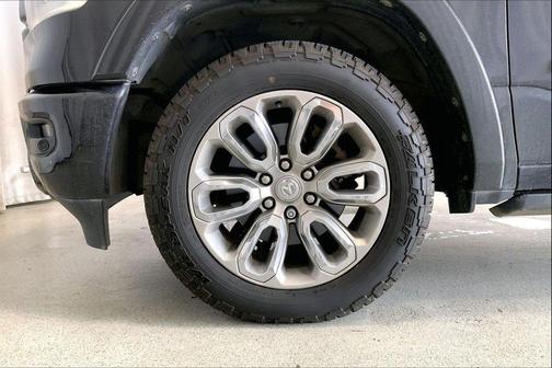 Diamond Black Crystal Pearlcoat 2022 RAM 1500 Laramie