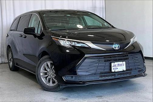 2022 Toyota Sienna LE