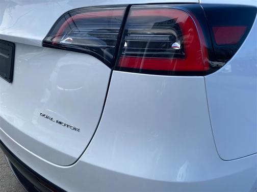 2022 Tesla Model Y Long Range Dual Motor All-Wheel Drive