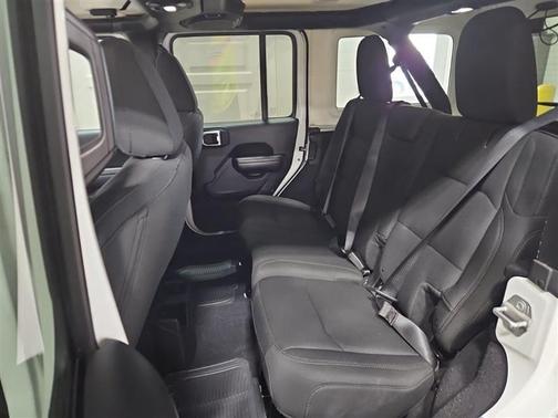 Bright White Clearcoat 2018 Jeep Wrangler Unlimited Sport