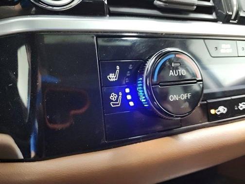 Pearl White Tricoat/Super Black 2022 Nissan Pathfinder Platinum 4WD