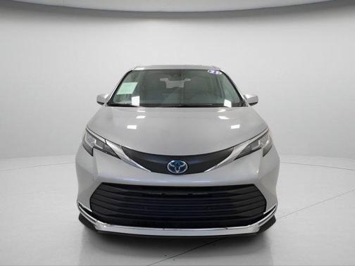 Celestial Silver Metallic 2021 Toyota Sienna XLE 7 Passenger