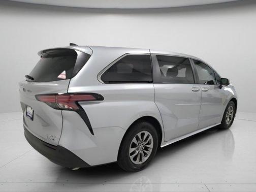 Celestial Silver Metallic 2021 Toyota Sienna XLE 7 Passenger