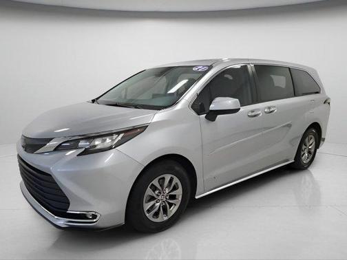 Celestial Silver Metallic 2021 Toyota Sienna XLE 7 Passenger