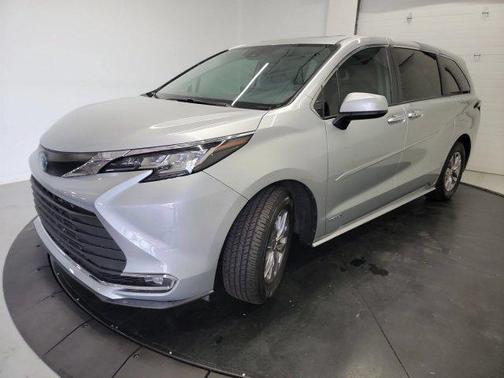Celestial Silver Metallic 2021 Toyota Sienna XLE 7 Passenger