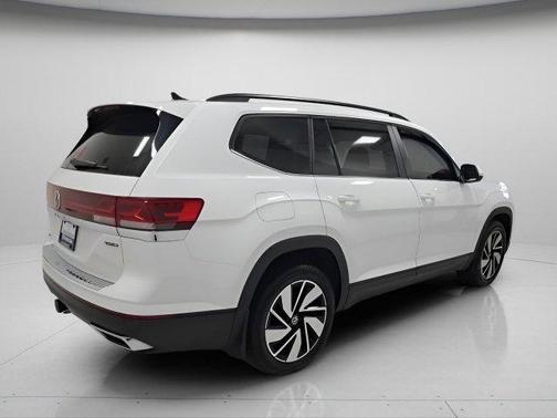 Pure White 2024 Volkswagen Atlas 2.0T SE w/Technology 4MOTION