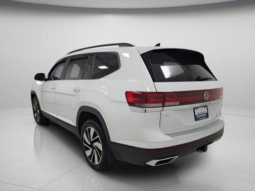 Pure White 2024 Volkswagen Atlas 2.0T SE w/Technology 4MOTION
