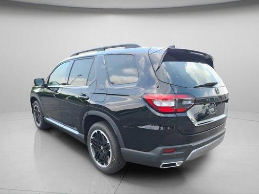 Crystal Black Pearl 2026 Honda Pilot Touring 8-Passenger