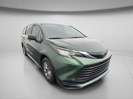 2022 Toyota Sienna LE