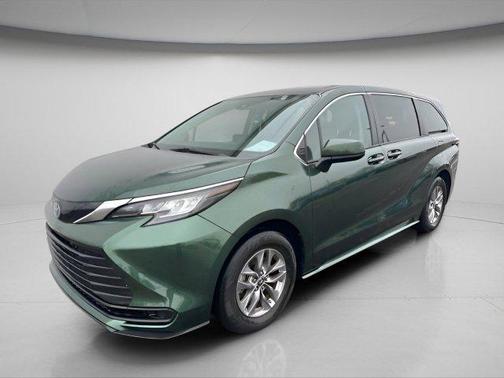 2022 Toyota Sienna LE