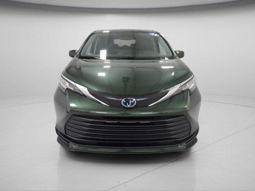2022 Toyota Sienna LE