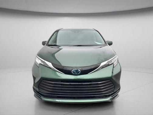 2022 Toyota Sienna LE