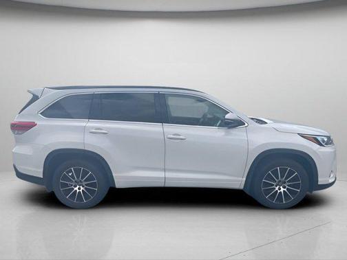 Blizzard Pearl 2017 Toyota Highlander XLE
