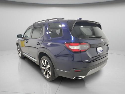 Obsidian Blue Pearl 2024 Honda Pilot Touring 8-Passenger