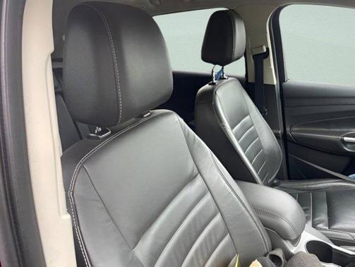 Ruby Red Metallic 2015 Ford Escape SE