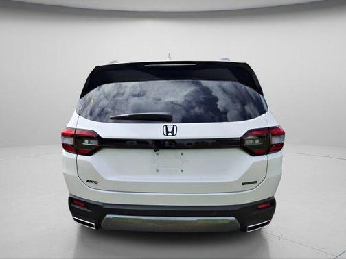 Platinum White Pearl 2026 Honda Pilot Touring 8-Passenger