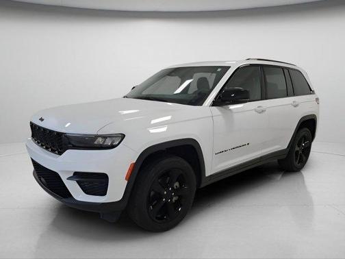 Bright White Clearcoat 2023 Jeep Grand Cherokee Altitude