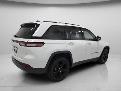 Bright White Clearcoat 2023 Jeep Grand Cherokee Altitude