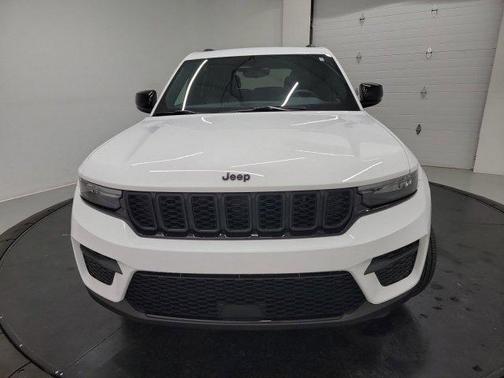 Bright White Clearcoat 2023 Jeep Grand Cherokee Altitude