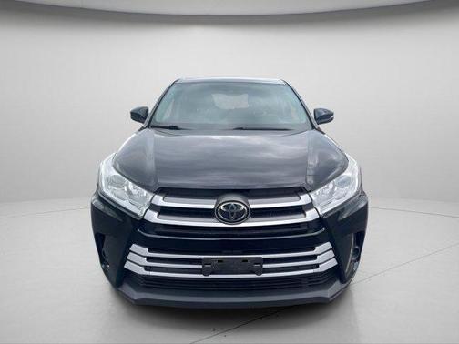Midnight Black Metallic 2019 Toyota Highlander LE
