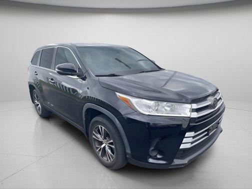 Midnight Black Metallic 2019 Toyota Highlander LE