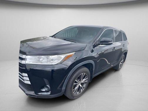 Midnight Black Metallic 2019 Toyota Highlander LE