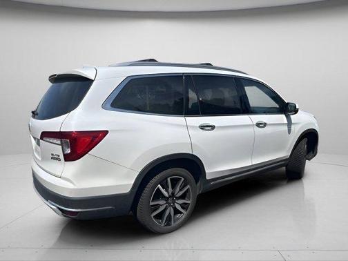 Platinum White Pearl 2022 Honda Pilot AWD Elite